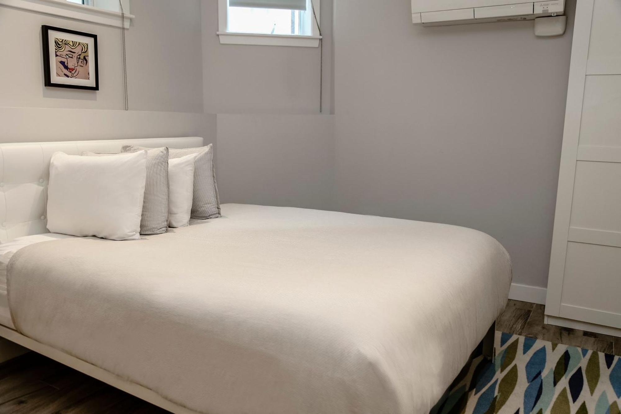 A Stylish Stay W/ A Queen Bed, Heated Floors.. #3 Brookline Exteriör bild