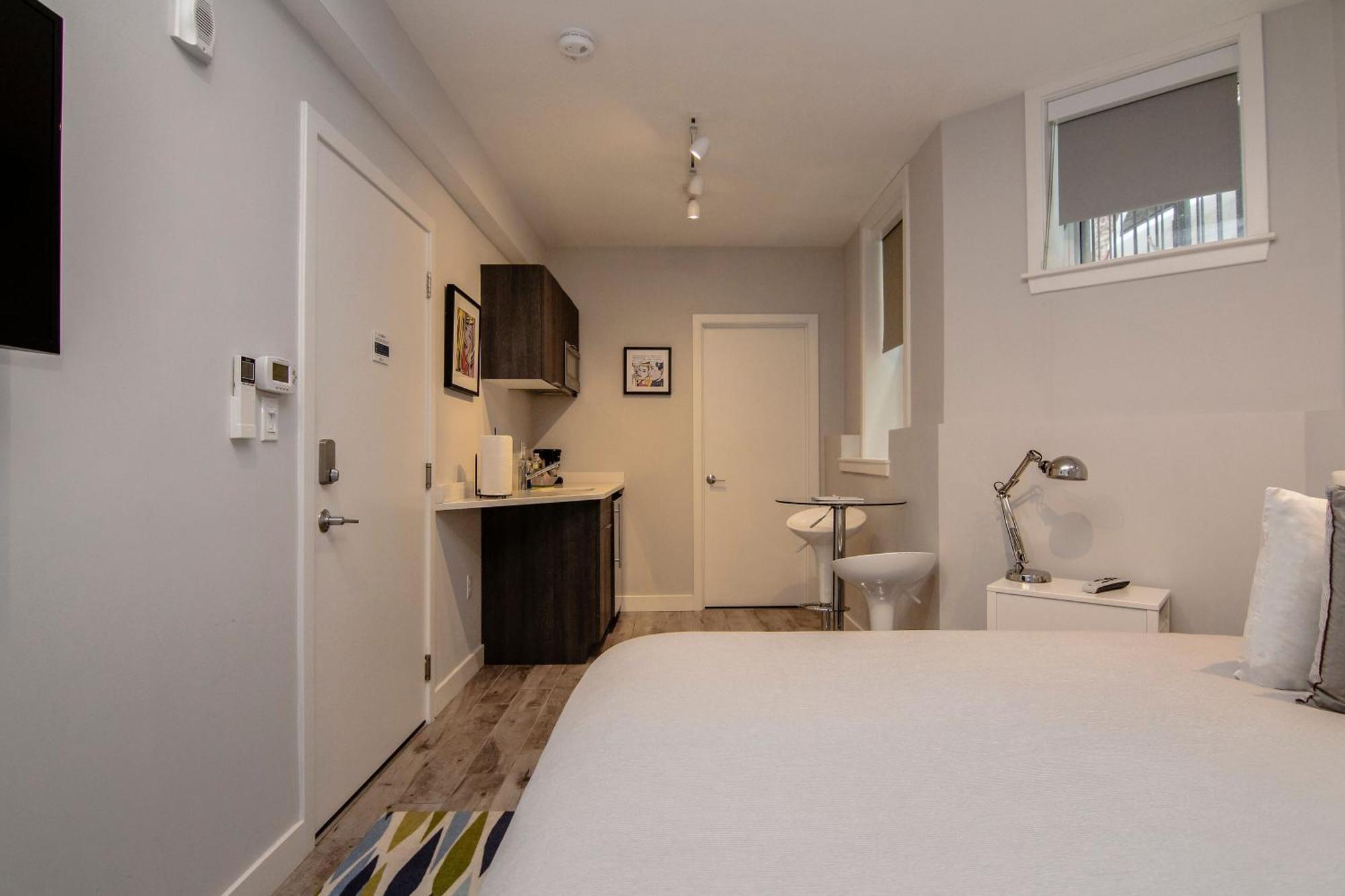 A Stylish Stay W/ A Queen Bed, Heated Floors.. #3 Brookline Exteriör bild
