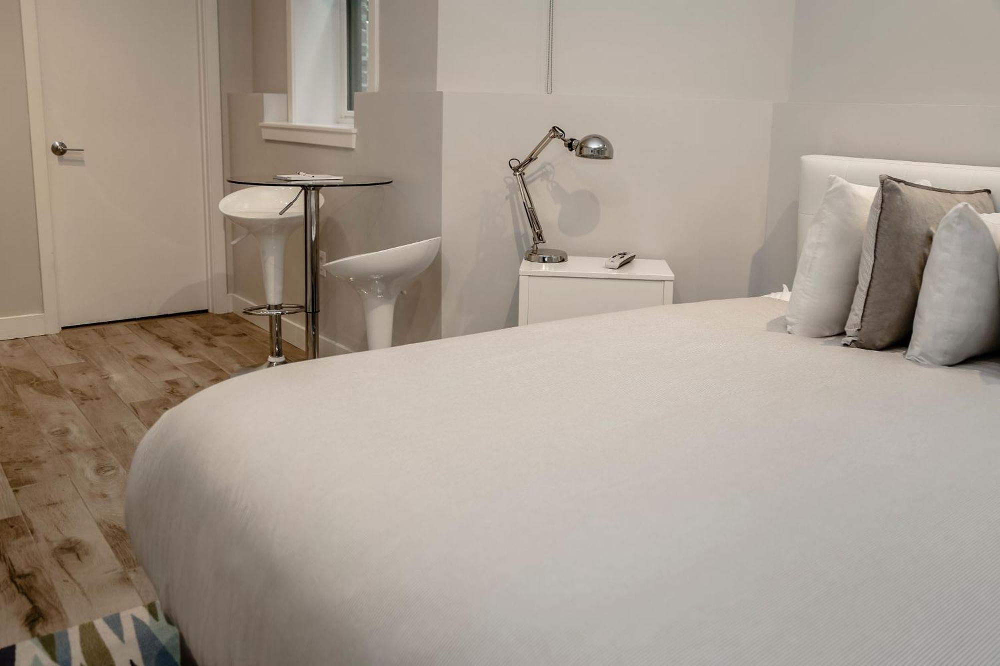 A Stylish Stay W/ A Queen Bed, Heated Floors.. #3 Brookline Exteriör bild