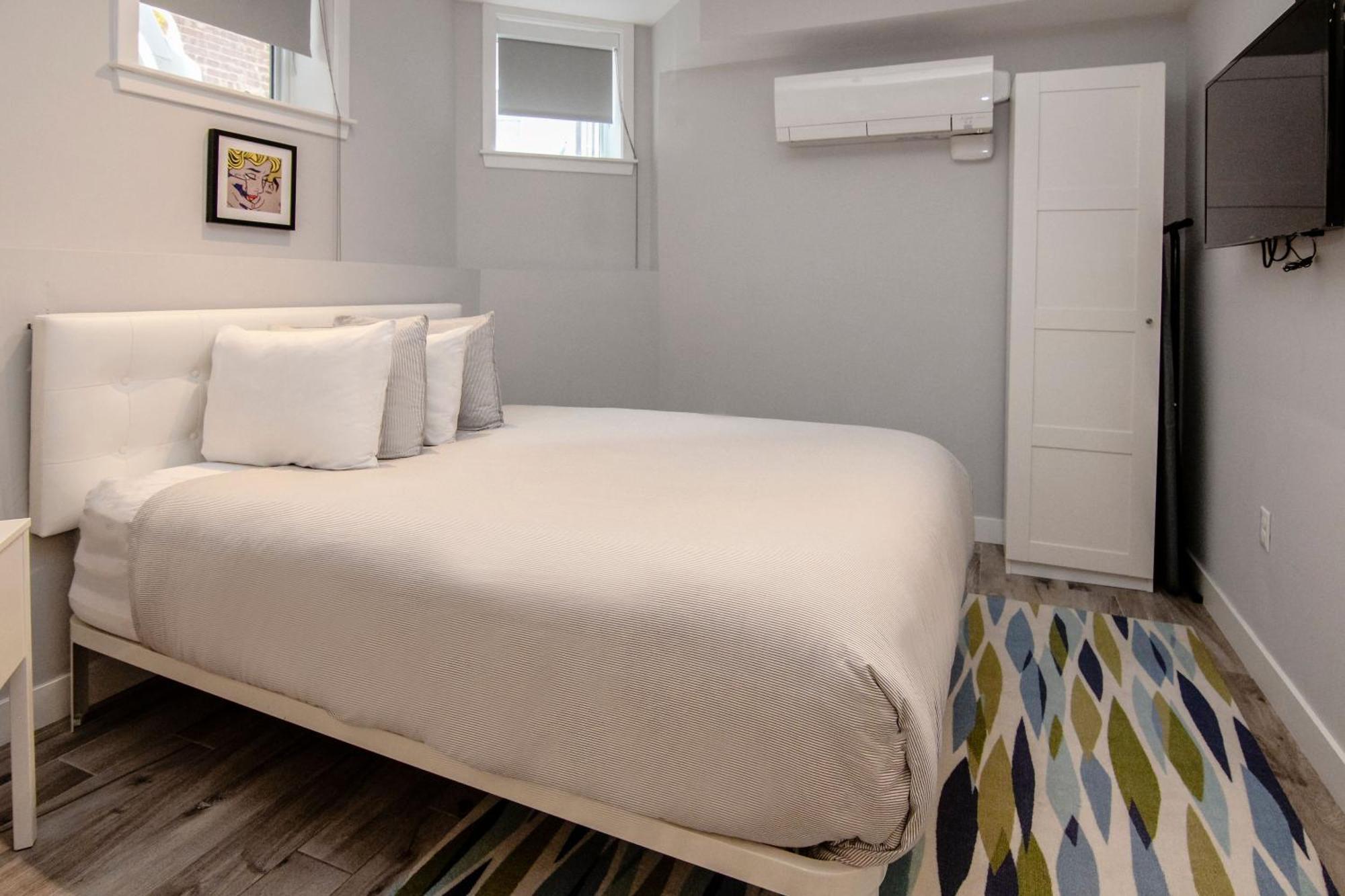 A Stylish Stay W/ A Queen Bed, Heated Floors.. #3 Brookline Exteriör bild