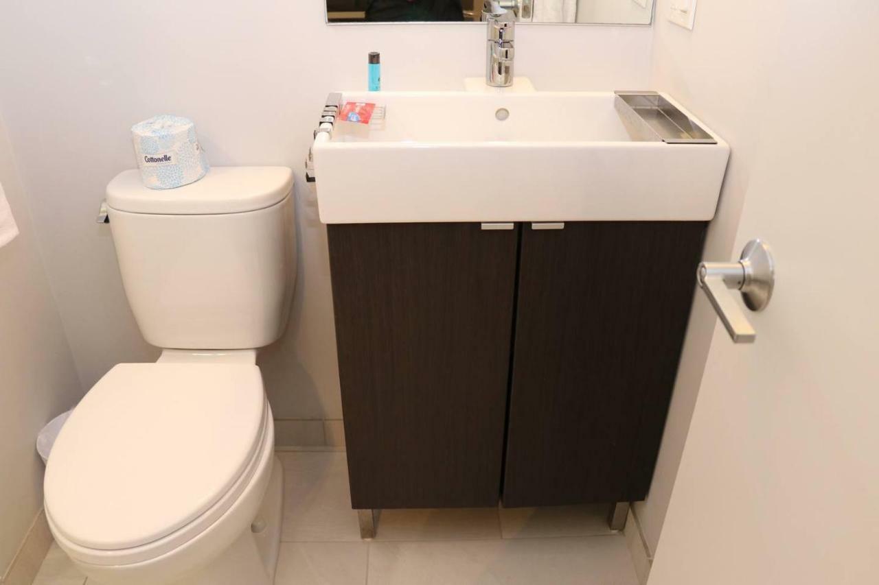 A Stylish Stay W/ A Queen Bed, Heated Floors.. #3 Brookline Exteriör bild